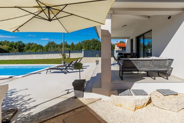 Villa Eroa — bazen i vanjski prostor (10)